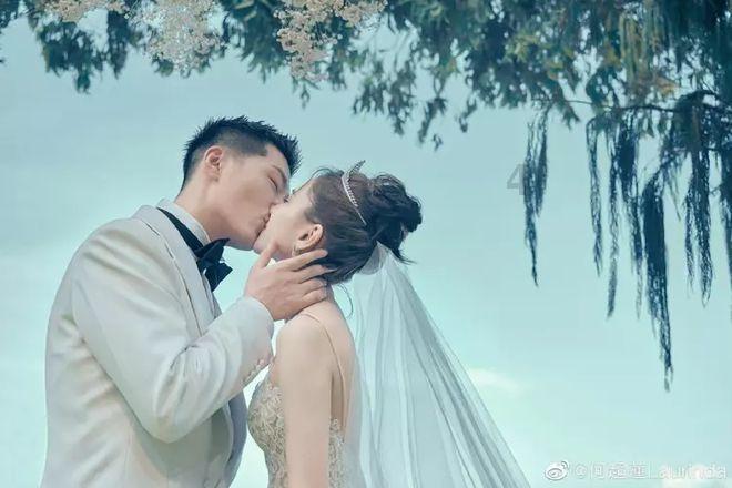 探索央视主持李梓萌长城拍大片，穿大衣长靴身材高大，你怎么看？的热门话题-红迪网